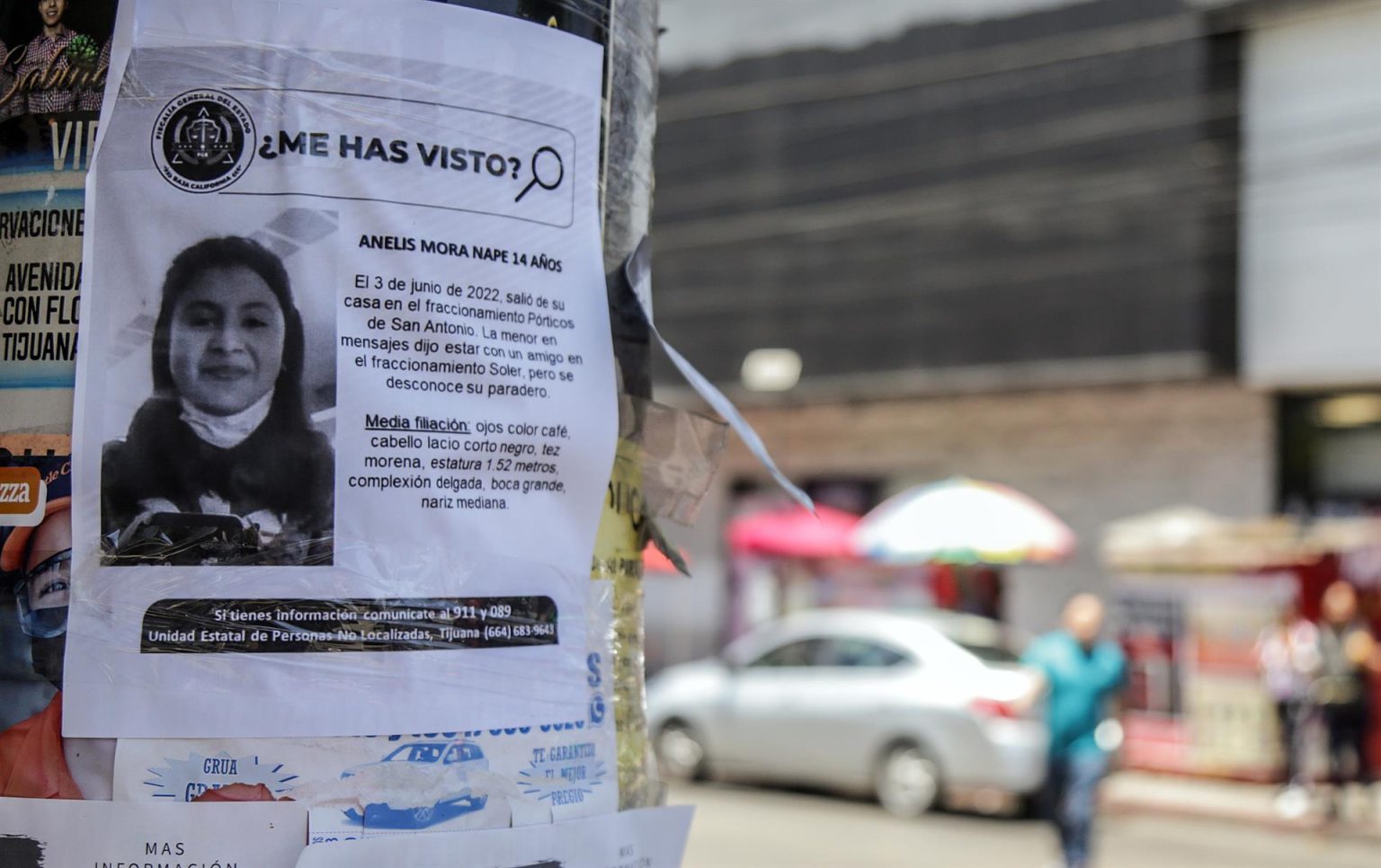 Vista de un cartel con el retrato y datos de una adolescente desaparecida, el 19 de junio de 2022 en la ciudad de Tijuana, estado de Baja California (México). EFE/Joebeth Terriquez