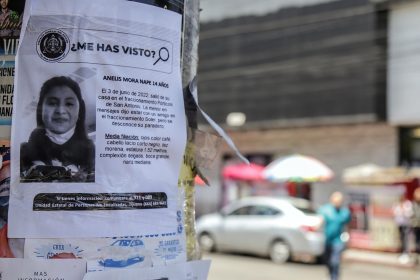 Vista de un cartel con el retrato y datos de una adolescente desaparecida, el 19 de junio de 2022 en la ciudad de Tijuana, estado de Baja California (México). EFE/Joebeth Terriquez