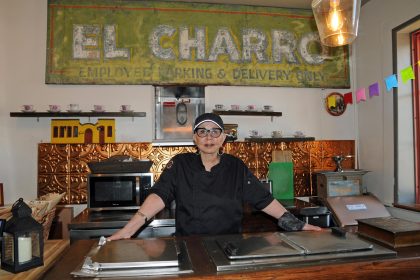 La chef Carlotta Flores, actual dueña del restaurante El Charro Café, posa durante una entrevista con Efe el 27 de junio de 2022, en el interior del restaurante en Tucson, Arizona (Estados Unidos). EFE/ María León