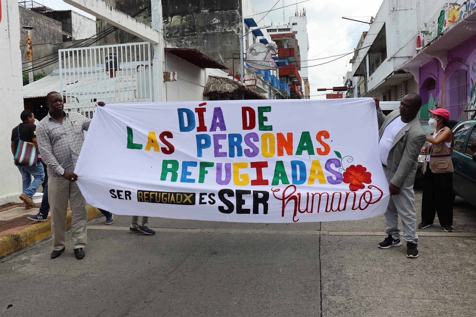 Migrantes centroamericanos marchan, hoy, en calles de la ciudad de Tapachula, estado de Chiapas (México). EFE/Juan Manuel Blanco