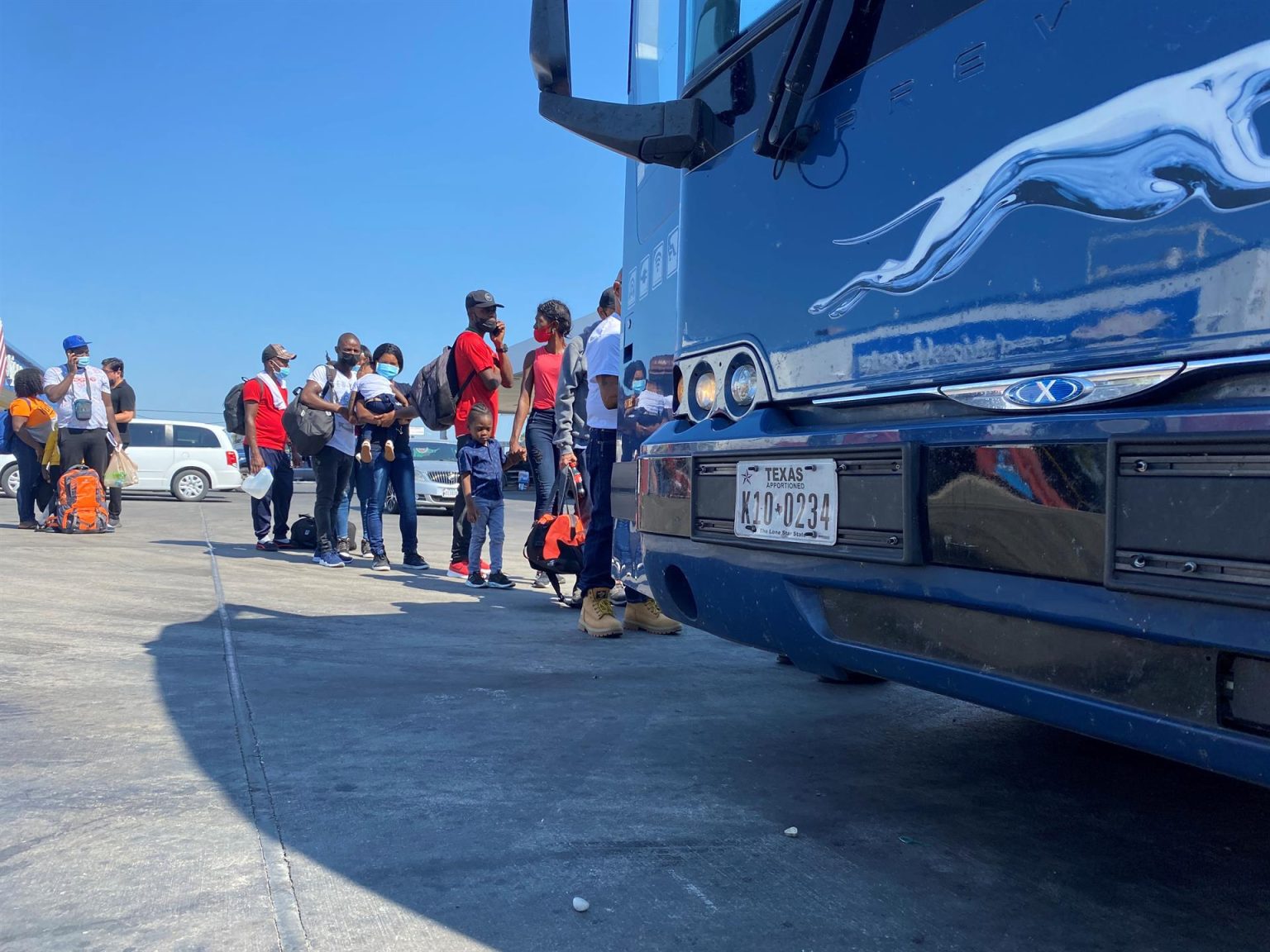 Migrantes haitianos esperan para tomar un bus, imagen de archivo. EFE/ Alex Segura