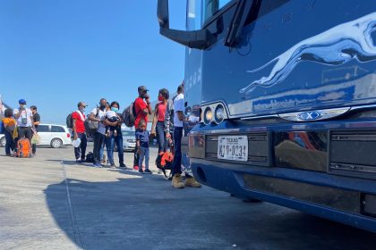 Migrantes haitianos esperan para tomar un bus, imagen de archivo. EFE/ Alex Segura