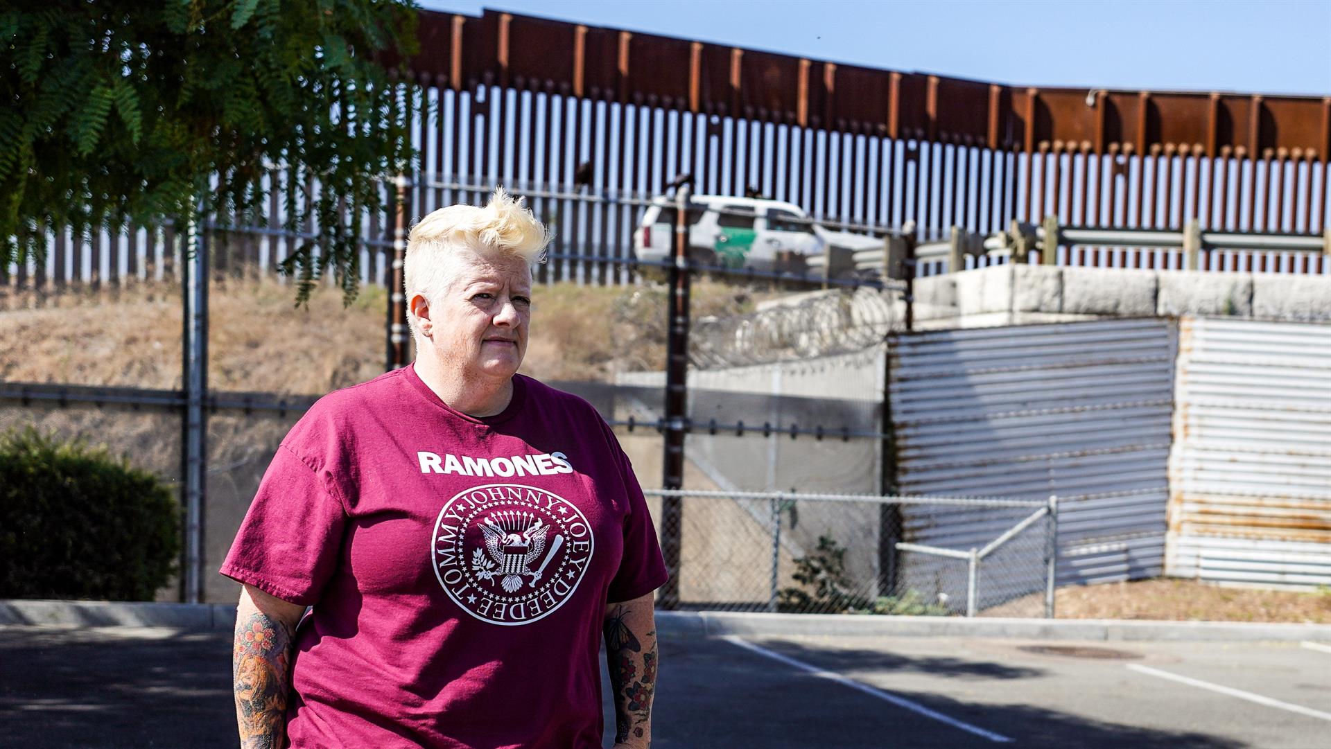 Jenn Budd, una ex oficial de la Patrulla Fronteriza de EE.UU. que ahora aboga por los inmigrantes, posa para Efe durante una entrevista el 29 de junio de 2022, en la frontera de San Ysidro en San Diego, California (EE.UU.). EFE/ Manuel Ocaño
