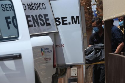 Fotografía de archivo de peritos forenses trabajando en la zona donde se cometió un crimen en Ciudad Juárez, estado de Chihuahua (México). EFE/Luis Torres