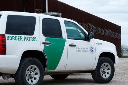 Fotografía de archivo de un agente de la Patrulla Fronteriza de los Estados Unidos que atraviesa una puerta en la cerca a lo largo del río Grande cerca de McAllen, Texas, EE. UU.. EFE / LARRY W. SMITH