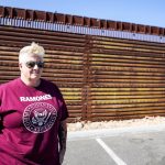 Jenn Budd, una ex oficial de la Patrulla Fronteriza de EE.UU. que ahora aboga por los inmigrantes, posa para Efe durante una entrevista el 29 de junio de 2022, en la frontera de San Ysidro en San Diego, California (EE.UU.). EFE/ Manuel Ocaño