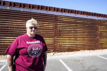 Jenn Budd, una ex oficial de la Patrulla Fronteriza de EE.UU. que ahora aboga por los inmigrantes, posa para Efe durante una entrevista el 29 de junio de 2022, en la frontera de San Ysidro en San Diego, California (EE.UU.). EFE/ Manuel Ocaño