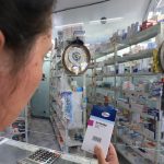Una mujer muestra una caja de misoprostol en una farmacia, el 17 de junio de 2022, en Ciudad Juárez, en el estado de Chihuahua (México). EFE/ Luis Torres
