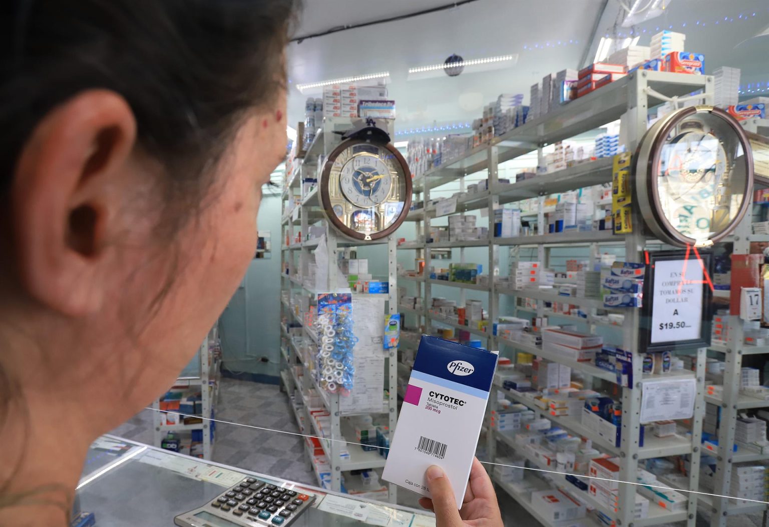 Una mujer muestra una caja de misoprostol en una farmacia, el 17 de junio de 2022, en Ciudad Juárez, en el estado de Chihuahua (México). EFE/ Luis Torres