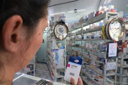 Una mujer muestra una caja de misoprostol en una farmacia, el 17 de junio de 2022, en Ciudad Juárez, en el estado de Chihuahua (México). EFE/ Luis Torres