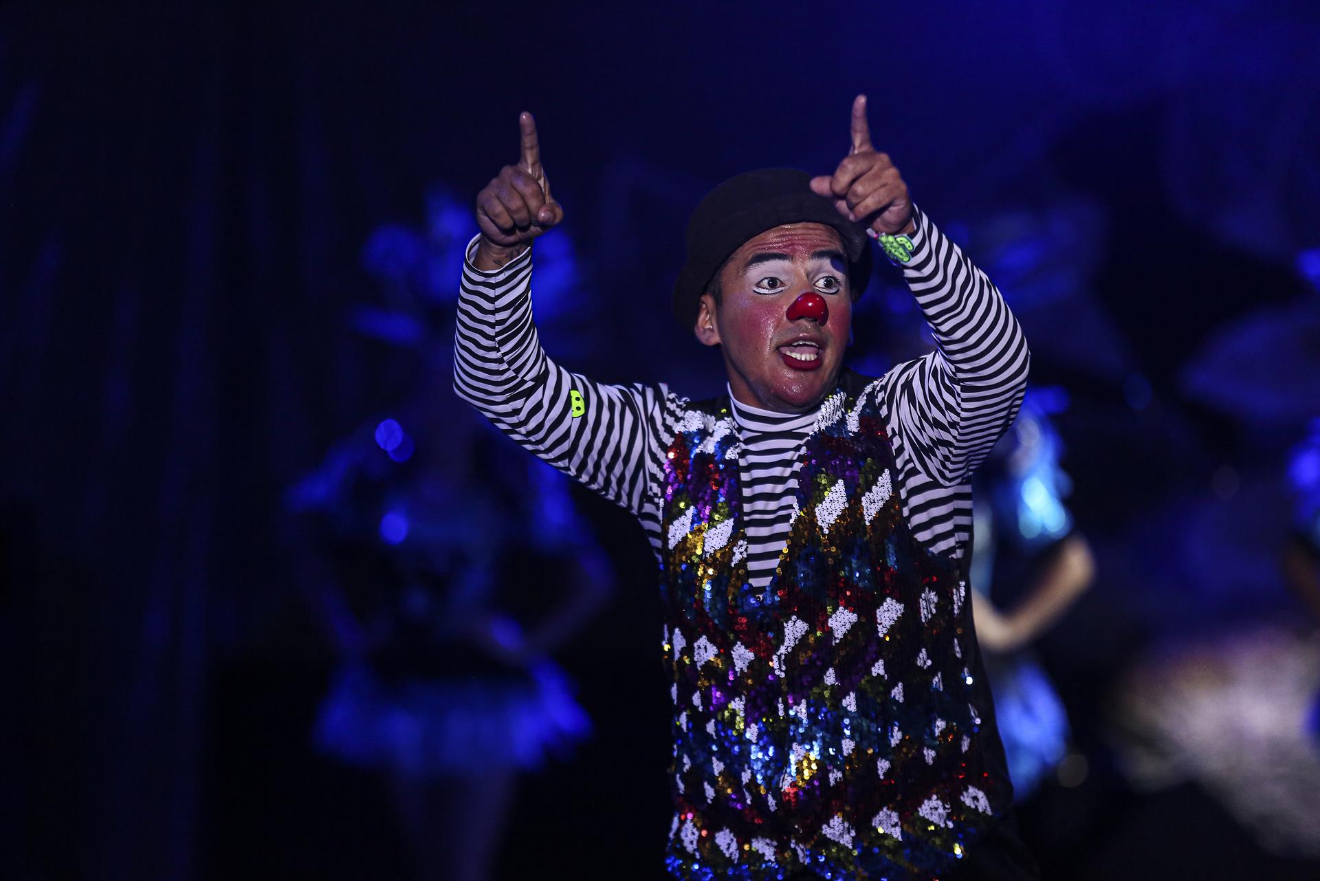 Artistas del Forever Circus se presentan el 29 de junio de 2022 en la ciudad de Mérida, Yucatán (México). EFE/Lorenzo Hernández
