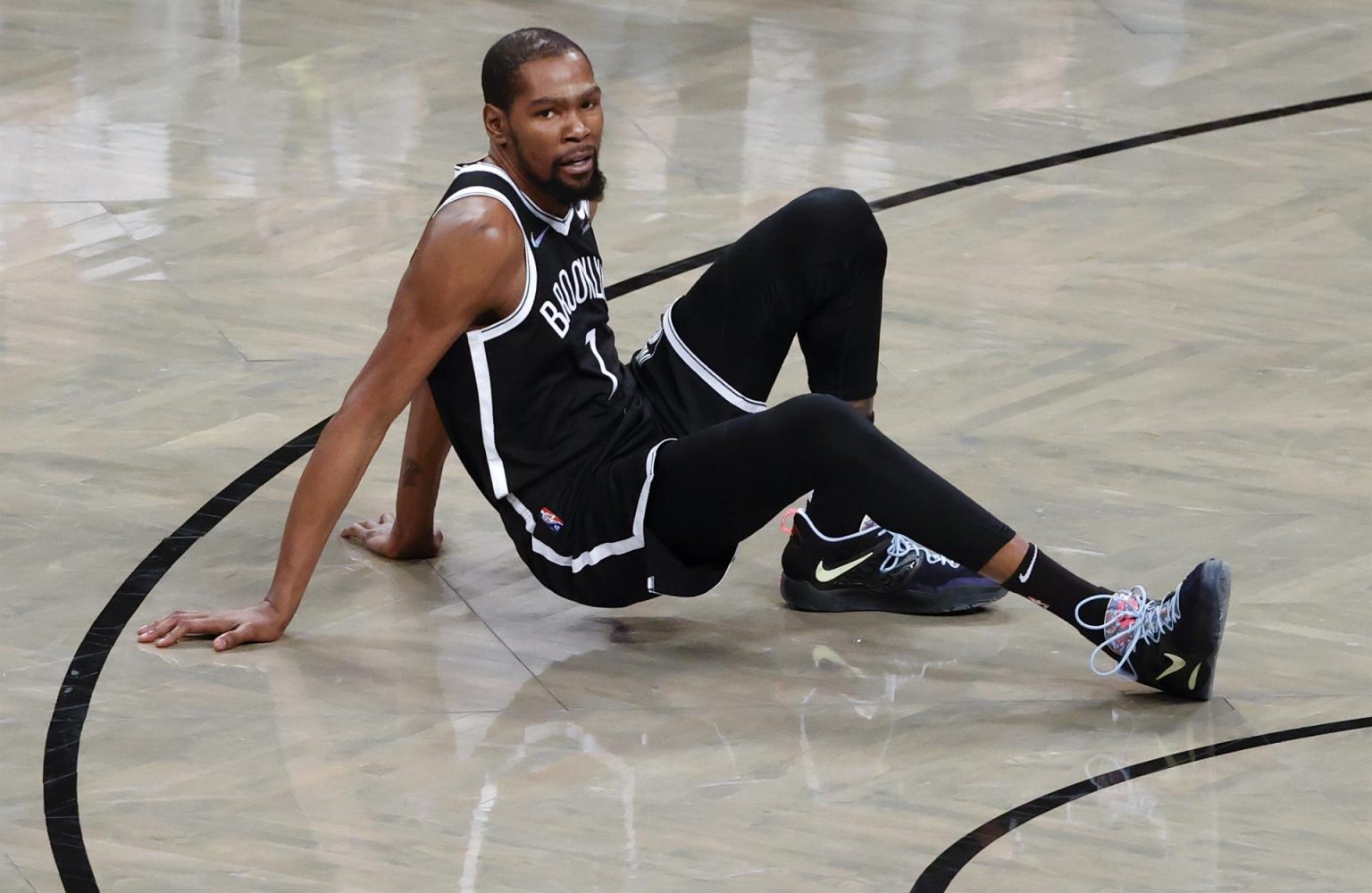 Fotografía de archivo en la que se registró a Kevin Durant, alero estrella de los Nets de Brooklyn quien pidió este jueves al equipo neoyorquino ser traspasado otra franquicia de la NBA. EFE/Jason Szenes