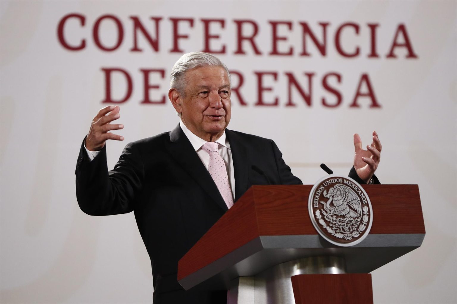 El presidente de México, Andrés Manuel López Obrador, habla durante una rueda de prensa en el Palacio Nacional de la Ciudad de México (México). EFE/ José Méndez