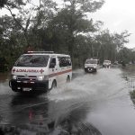 Fotografía de archivo de miembros de la Cruz Roja que pasan por una zona de peligro debido a las inundaciones provocadas por el huracán Otto, en la ciudad de Upala, en San Carlos, al norte de Costa Rica. EFE/Jeffrey Arguedas
