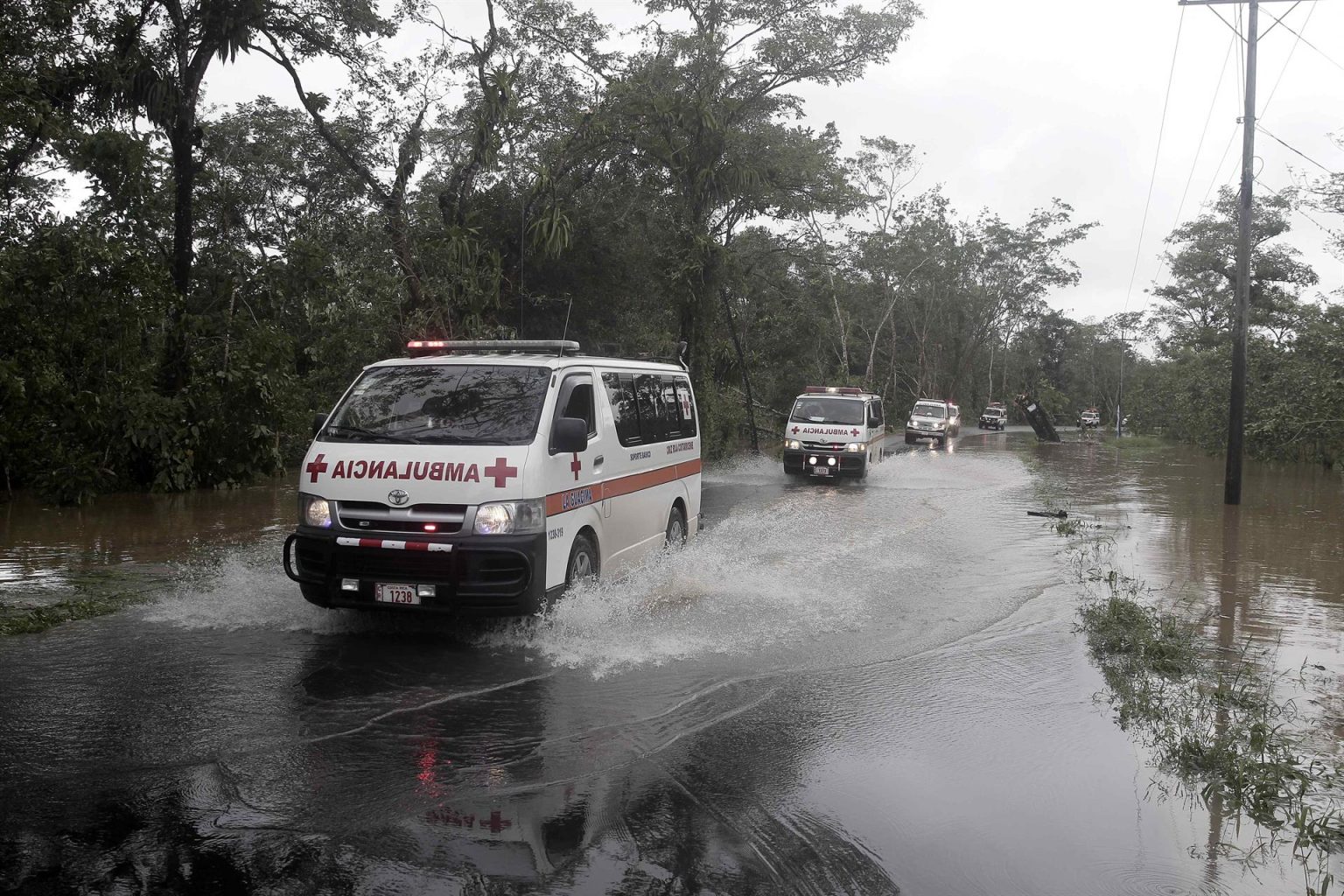 Fotografía de archivo de miembros de la Cruz Roja que pasan por una zona de peligro debido a las inundaciones provocadas por el huracán Otto, en la ciudad de Upala, en San Carlos, al norte de Costa Rica. EFE/Jeffrey Arguedas