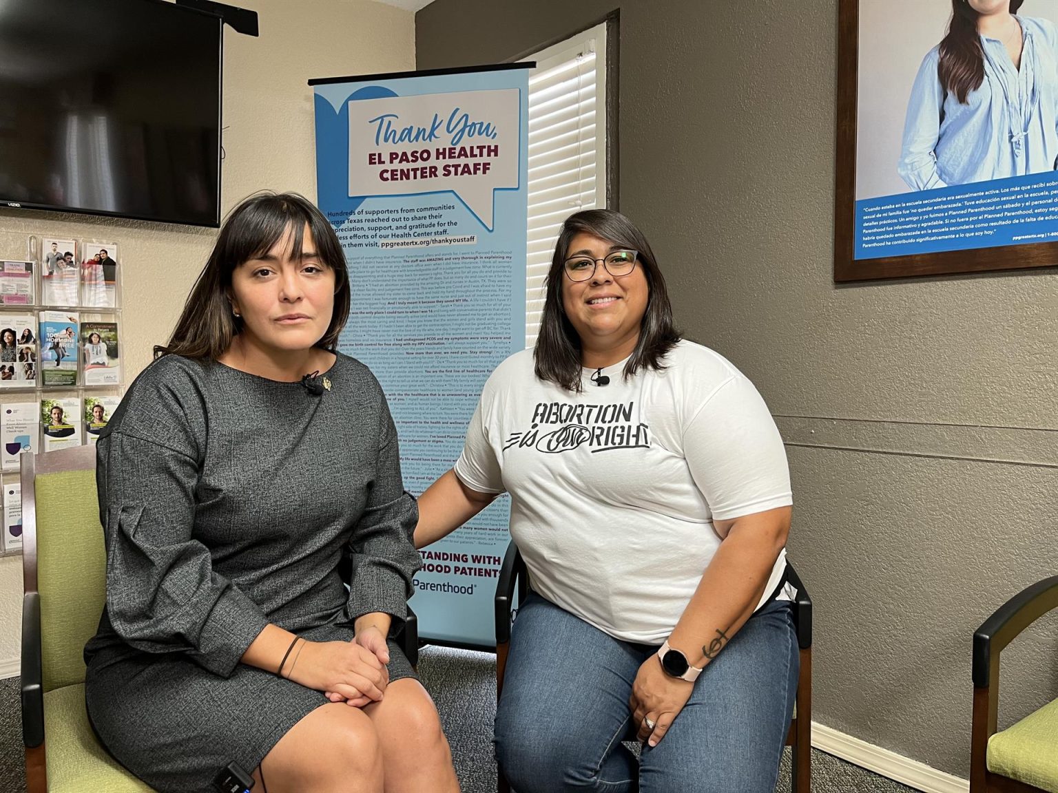 Miranda Aguirre (d), directora del centro de salud de la organización Planned Parenthood, y Xochitl Rodríguez, directora de filantropía de Planned Parenthood en el oeste de Texas, posan durante una entrevista con Efe el 24 de mayo de 2022, en El Paso, Texas (EE.UU). EFE/ Lucía Leal