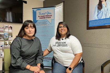 Miranda Aguirre (d), directora del centro de salud de la organización Planned Parenthood, y Xochitl Rodríguez, directora de filantropía de Planned Parenthood en el oeste de Texas, posan durante una entrevista con Efe el 24 de mayo de 2022, en El Paso, Texas (EE.UU). EFE/ Lucía Leal