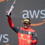 El piloto español de Fórmula Uno Carlos Sainz, de la escudería Ferrari, celebra tras ubicarse segundo en el Gran Premio de Canadá , este 19 de junio de 2022, en el circuito Gilles-Villeneuve de Montreal, Canadá. EFE/Andre Pichette
