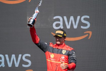 El piloto español de Fórmula Uno Carlos Sainz, de la escudería Ferrari, celebra tras ubicarse segundo en el Gran Premio de Canadá , este 19 de junio de 2022, en el circuito Gilles-Villeneuve de Montreal, Canadá. EFE/Andre Pichette