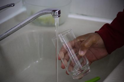 Una persona sirve un vaso de agua en México. Imagen de archivo. EFE/ Carlos Lemos