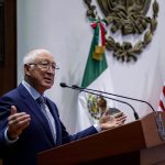 El embajador de Estados Unidos en México, Ken Salazar, habla hoy, durante una rueda de prensa en la ciudad de Querétaro (México). EFE/Sergio Adrián Flores