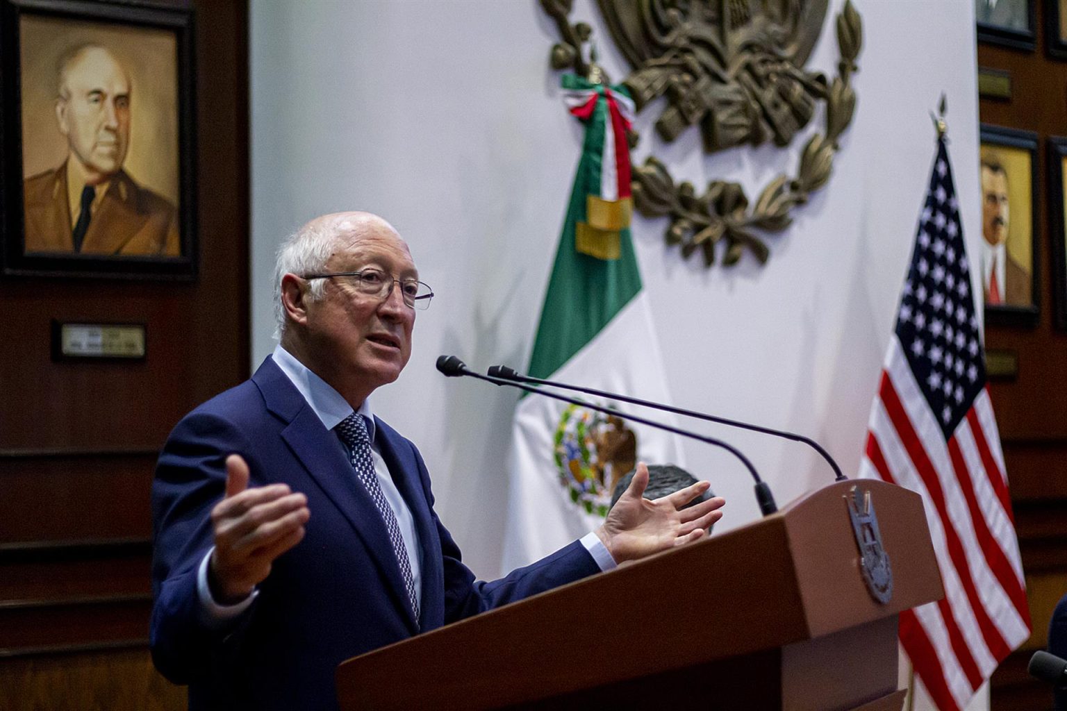 El embajador de Estados Unidos en México, Ken Salazar, habla hoy, durante una rueda de prensa en la ciudad de Querétaro (México). EFE/Sergio Adrián Flores