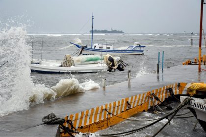 Fotografía de un embarcadero antes de la llegada de un huracán en el Puerto de Veracruz (México). Imagen de archivo. EFE/Miguel Victoria