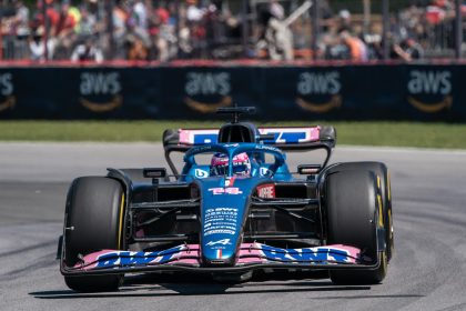 El piloto español Fernando Alonso, de la escudería Alpine, compite, este 19 de junio de 2022, en el circuito Gilles-Villeneuve de Montreal, Canadá. EFE/Andre Pichette