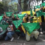 Mujeres activistas a favor del aborto realizan una protesta hoy, frente a la embajada de los Estados Unidos en la Ciudad de México (México). EFE/Sáshenka Gutiérrez