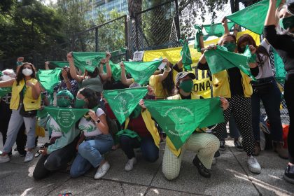 Mujeres activistas a favor del aborto realizan una protesta hoy, frente a la embajada de los Estados Unidos en la Ciudad de México (México). EFE/Sáshenka Gutiérrez