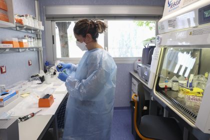 Vista de una investigadora realizando pruebas para encontrar una cura para la viruela del mono. Imagen de archivo. EFE/Kiko Huesca