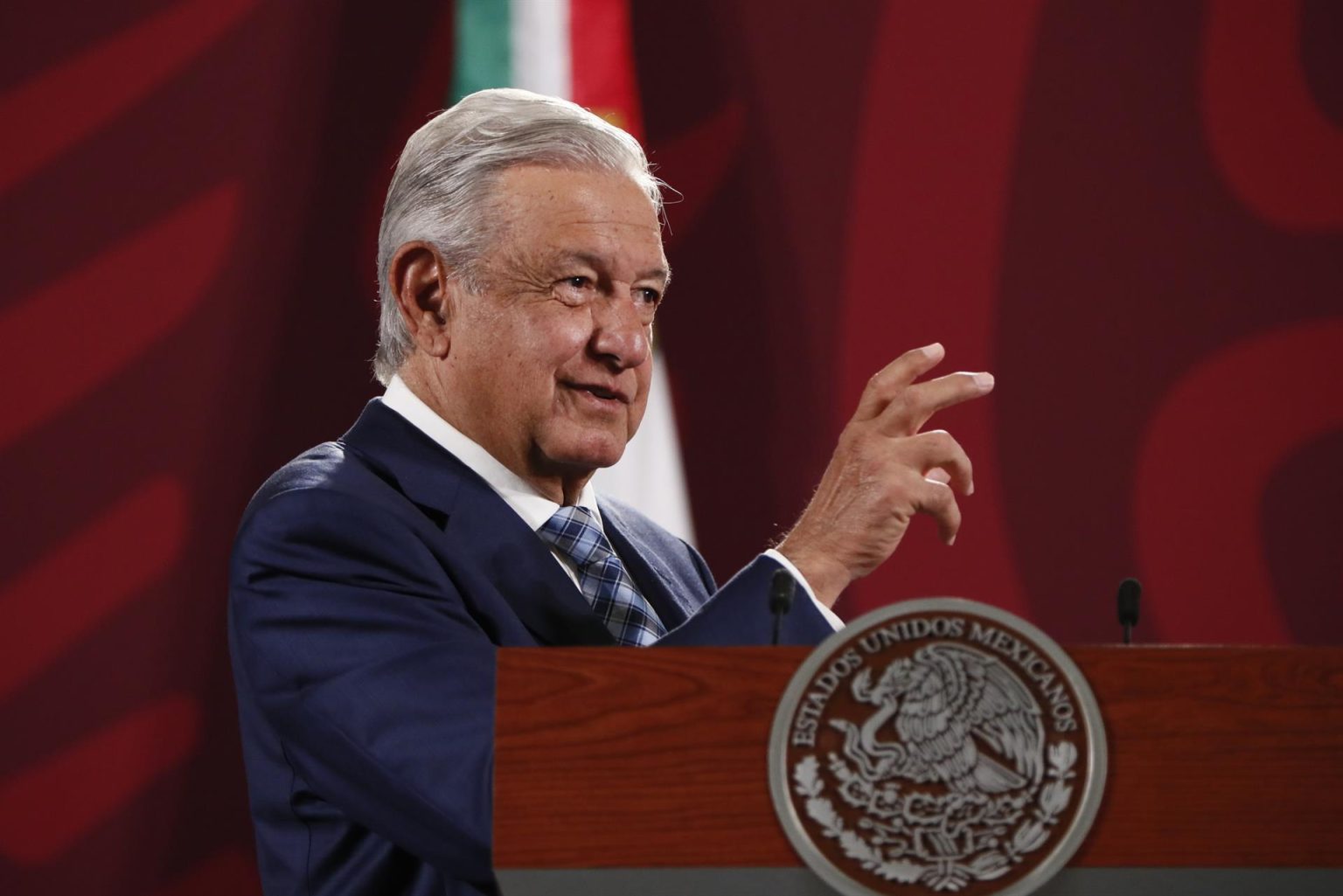 El presidente de México, Andrés Manuel López Obrador, habla durante su conferencia de prensa diaria, hoy, en el Palacio Nacional de la Ciudad de México (México). EFE/ José Méndez
