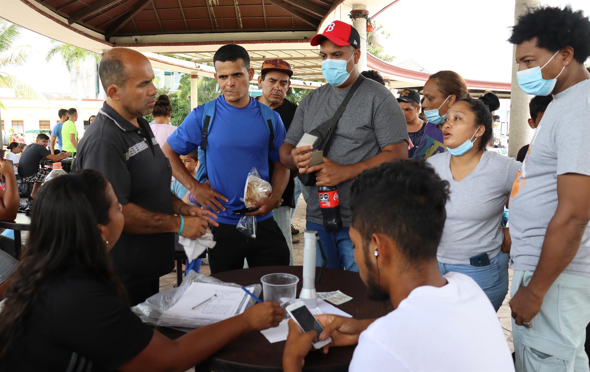 Migrantes se reúnen para pedir seguridad a las autoridades para su transito migratorio, hoy en la ciudad de Tapachula en Chiapas (México). EFE/Juan Manuel Blanco
