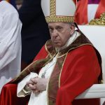 El papa Francisco dirige una misa este miércoles durante la Solemnidad de los Santos Pedro y Pablo, en la basílica de San Pedro en el Vaticano. EFE/ Fabio Frustaci