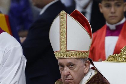 El papa Francisco dirige una misa este miércoles durante la Solemnidad de los Santos Pedro y Pablo, en la basílica de San Pedro en el Vaticano. EFE/ Fabio Frustaci