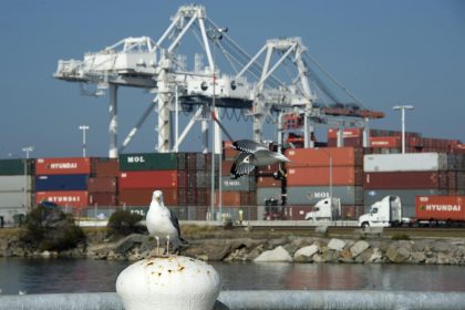 Vista de varios contenedores en el Puerto de Oakland, California (EEUU), donde llegan los barcos provenientes de Asia con productos de consumo. Imagen de archivo. EFE/JOHN G. MABANGLO