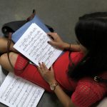 Una joven revisa unas partituras musicales en el campus de Río Piedras, en San Juan (Puerto Rico). EFE/Jorge Muñiz