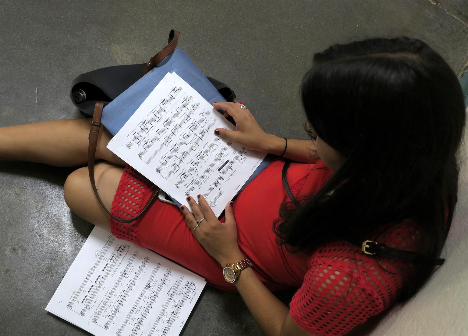 Una joven revisa unas partituras musicales en el campus de Río Piedras, en San Juan (Puerto Rico). EFE/Jorge Muñiz
