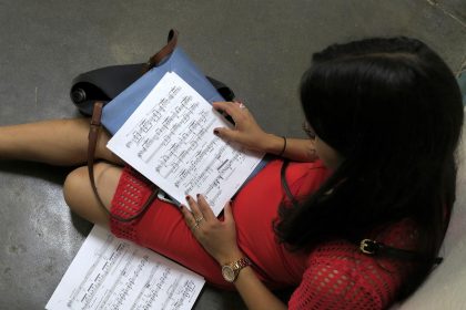 Una joven revisa unas partituras musicales en el campus de Río Piedras, en San Juan (Puerto Rico). EFE/Jorge Muñiz