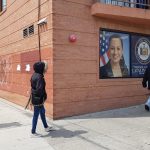 Unas personas que perdieron su trabajo por culpa de la COVID-19 hacen fila para recibir comida en la oficina de una asambleísta de Nueva York, la colombiana Catalina Cruz, imagen de archivo. EFE/Jorge Fuentelsaz