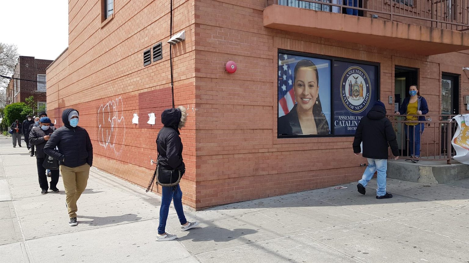 Unas personas que perdieron su trabajo por culpa de la COVID-19 hacen fila para recibir comida en la oficina de una asambleísta de Nueva York, la colombiana Catalina Cruz, imagen de archivo. EFE/Jorge Fuentelsaz