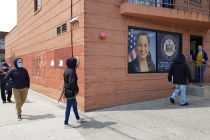 Unas personas que perdieron su trabajo por culpa de la COVID-19 hacen fila para recibir comida en la oficina de una asambleísta de Nueva York, la colombiana Catalina Cruz, imagen de archivo. EFE/Jorge Fuentelsaz