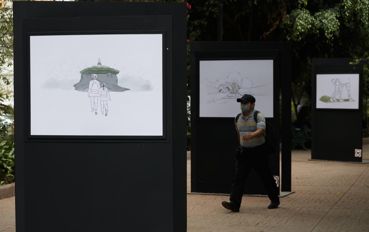 Fotografía de varias ilustraciones de la exposición "Trayectos, relatos de mujeres en el camino" inaugurada por la ONG Médicos Sin Fronteras, el 18 de junio de 2022, en la Plaza Luis Cabrera de la Ciudad de México (México). EFE/ José Méndez