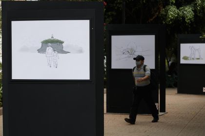 Fotografía de varias ilustraciones de la exposición "Trayectos, relatos de mujeres en el camino" inaugurada por la ONG Médicos Sin Fronteras, el 18 de junio de 2022, en la Plaza Luis Cabrera de la Ciudad de México (México). EFE/ José Méndez