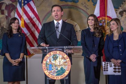 Fotografía de archivo del gobernador de Florida, el republicano Ron DeSantis (c.). EFE/Giorgio Viera