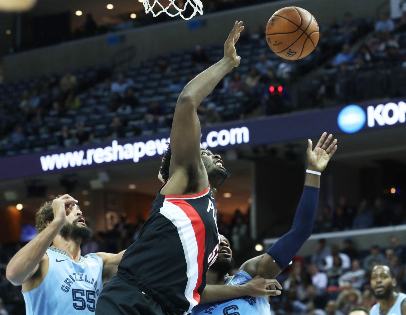 El exjugador Caleb Swanigan (c) de Portland Trail Blazers, en una fotografía de archivo. EFE/Karen Pulfer Focht