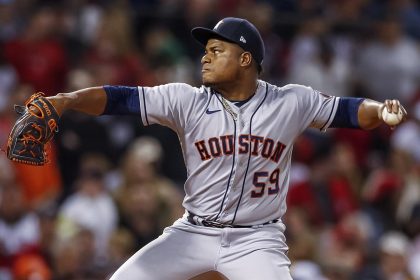 Fotografía de archivo en la que se registró al dominicano Framber Valdez, lanzador inicialista zurdo de los Astros de Houston, quien trabajó ocho entradas sin permitir anotaciones y ponchó a cinco bateadores para acreditarse la vitoria de su equipo 1-9 sobre los Mets de Nueva York. EFE/CJ Gunther