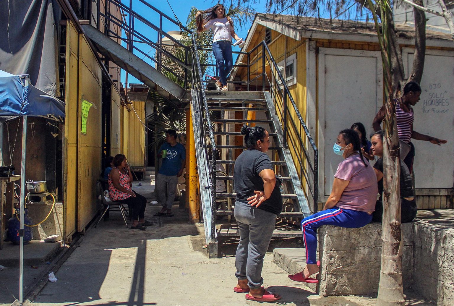 Migrantes permanecen en el albergue Misión Mundial Agape, hoy, en la ciudad fronteriza de Tijuana, Baja California (México). EFE/Joebeth Terriquez