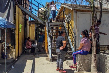 Migrantes permanecen en el albergue Misión Mundial Agape, hoy, en la ciudad fronteriza de Tijuana, Baja California (México). EFE/Joebeth Terriquez