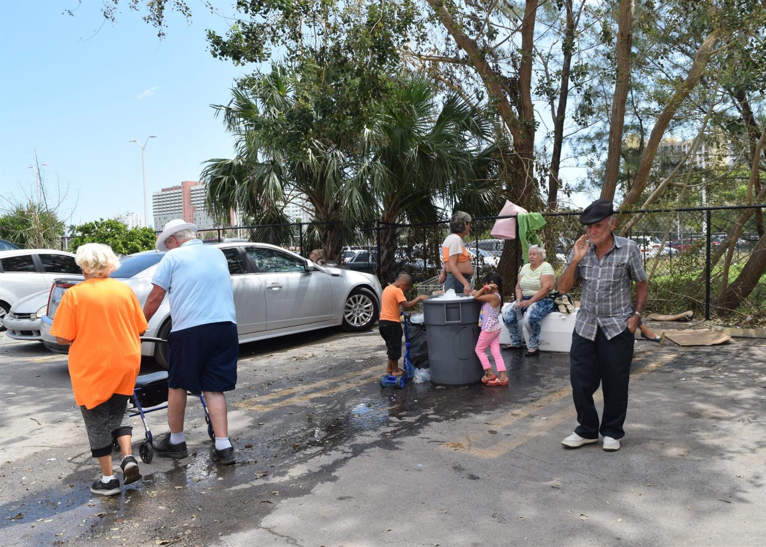 Un grupo de adultos mayores comparte con unos niños en el condominio Robert King Hight Towe, imagen de archivo. EFE/Jorge I. Pérez